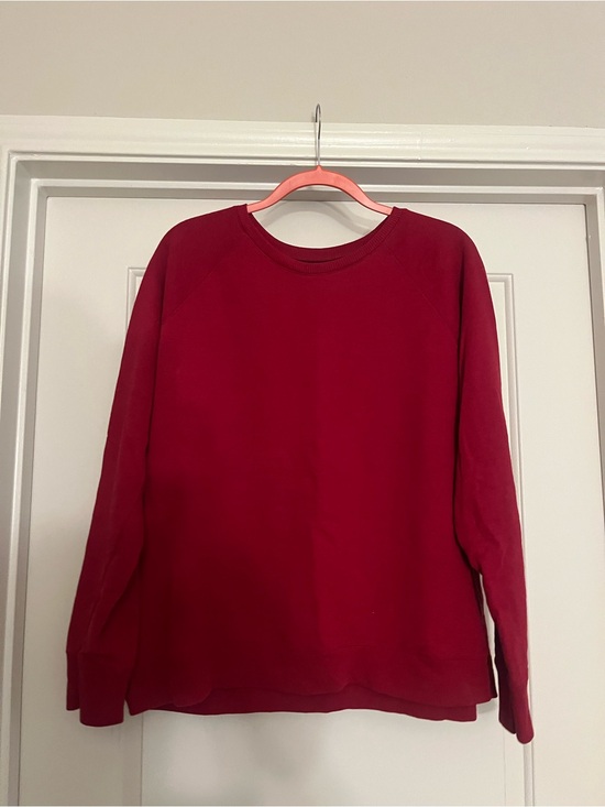 Time and Tru Tops - Women’s Crewneck Sweatshirt in red